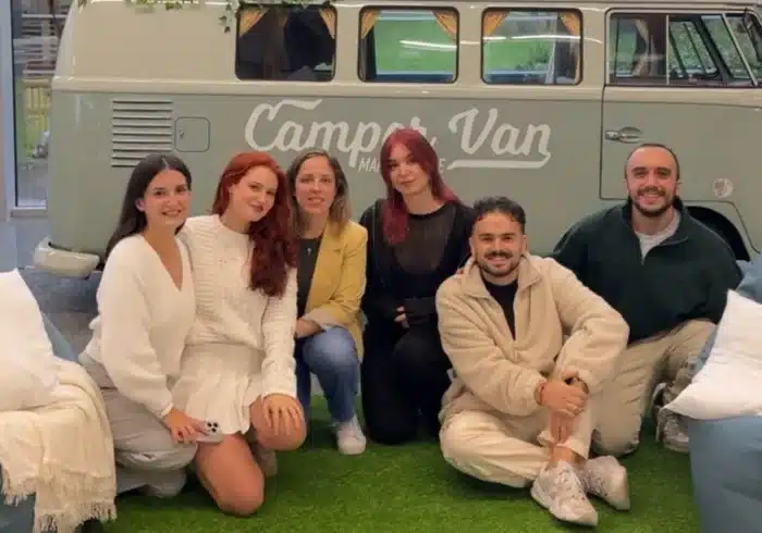Equipo de desarrollo videojuego “Camper Van: Make it Home” mostrando una furgoneta camperizada.