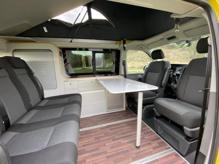 Interior de una furgoneta camper equipada