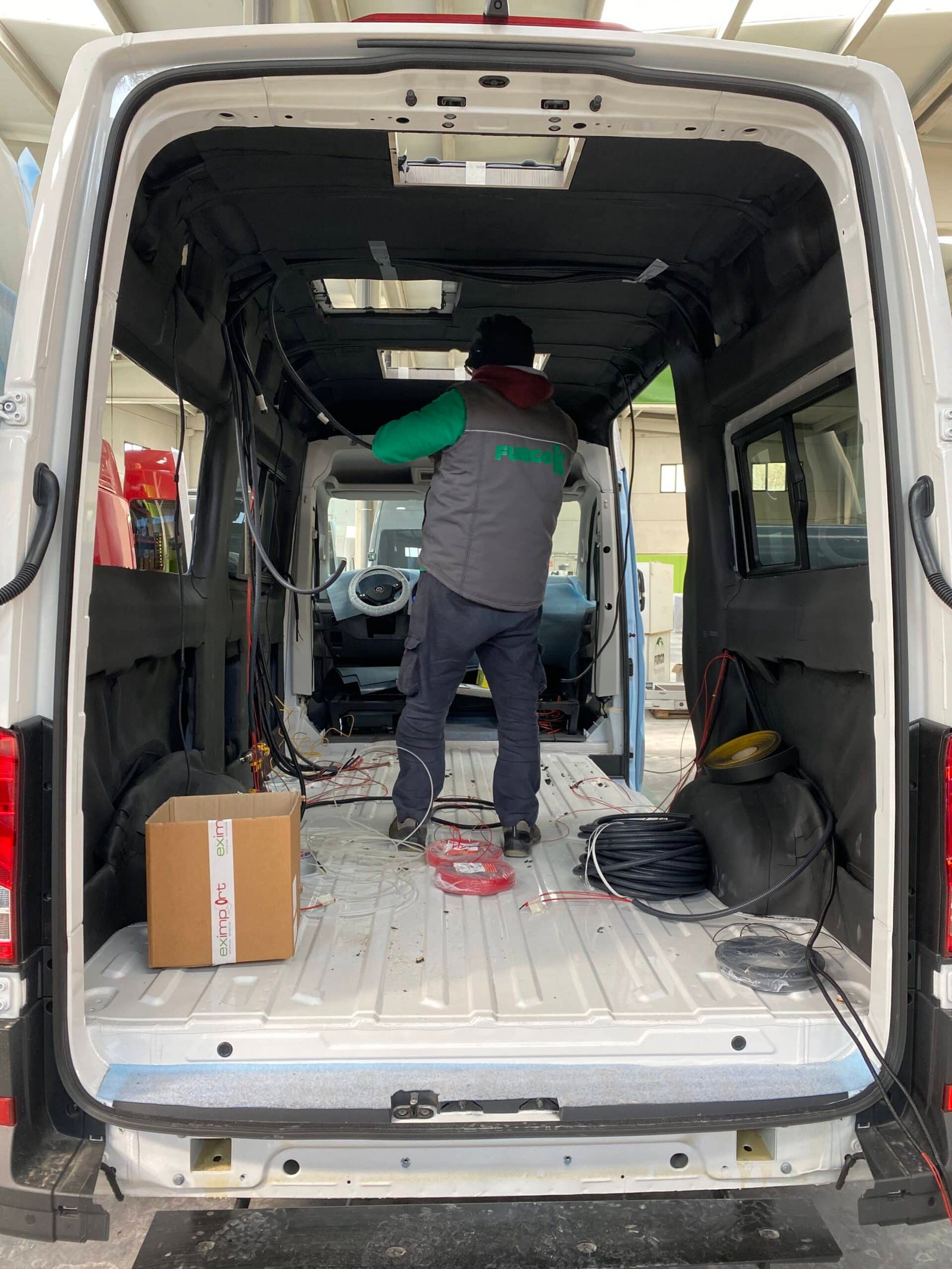 Proceso de aislamiento térmico en camperización de furgoneta