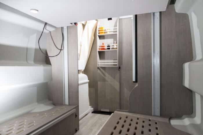 Cocina y baño escamoteables instalados en una furgoneta camperizada