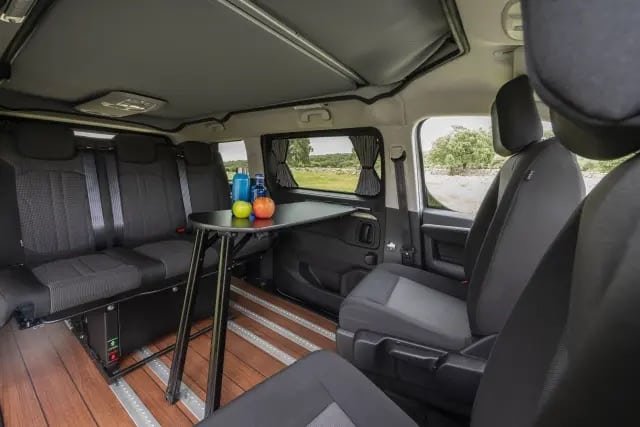 Interior de la Toyota Proace Verso Camper equipada con cama, ducha y cocina