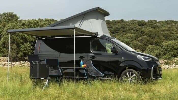 Vista lateral de la Toyota Proace City Verso MiniCamper con techo elevable